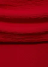 Blusa roja con hombros descubiertos y mangas largas.