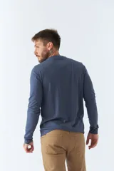 Remera negra de manga larga con estampado frontal con la inscripción "BKR TORINO ITALY" en gris.