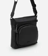 Bolso tipo postman negro, confeccionado en poliuretano, con bolsillo delantero y correa ajustable.