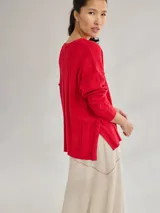 Sweater rojo de punto con escote en V y mangas 3/4.