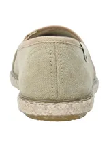 Alpargatas color ocre con suela de yute y goma.