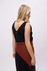 Vestido negro de algodón con escote en V y corte irregular en el ruedo.