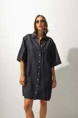 Vestido camisero corto color gris oscuro, de corte holgado y manga corta.