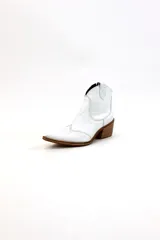 Bota texana de caña baja color marrón con efecto vintage, confeccionada en cuero vacuno y forrada en cuero. Tiene taco de 5cm y cierre lateral.