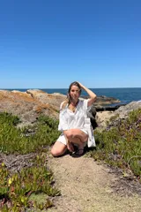 Camisa blanca de lino con corte amplio y mangas cortas.