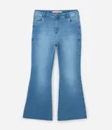Pantalón de jean femenino azul claro, modelo flare, con silueta ajustada en caderas y muslos, y acampanado desde la rodilla. Cuenta con cintura media, cierre de botón y cremallera, bolsillos delanteros curvos y bolsillos traseros tradicionales. Confeccionado en algodón más sostenible con elastano.
