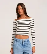 Blusa corta de manga larga con escote hombro a hombro y diseño a rayas horizontales blancas y negras.