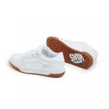 Zapatillas Vans Hylane blancas de cuero con suela de goma color caramelo.