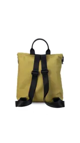 Mochila negra de nylon capitoneada con bolsillo principal con cierre, dos bolsillos frontales con cierre y asa superior.