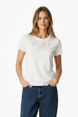 Remera blanca de algodón de manga corta, corte al cuerpo y cuello redondo con detalle de strass en el escote.