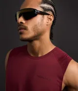 Musculosa deportiva masculina color bordó, con cuello redondo, tecnología Dry y estampa texturizada con la frase "There's No Finish Line".