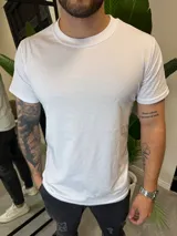 Remera blanca de algodón con cuello redondo y mangas cortas.