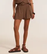 Short verde esmeralda de cintura alta, corte sastrero, con trabillas, pliegues y bolsillos. Incluye cinturón de tela con hebilla redonda.