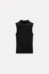 Musculosa marrón con cuello alto.