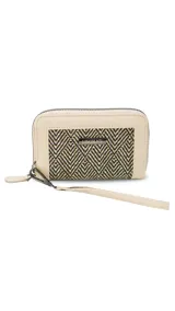 Billetera mediana de símil cuero color rosa, combinada con telar de colores amarillo, rosa y negro. Tiene compartimento interior con tarjeteros y cierre interior, monedero con cierre alrededor y correa de mano desmontable.