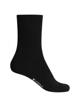 Kit de tres pares de medias grises de caño medio, confeccionadas en algodón.