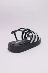 Sandalias negras con plataforma y tres tiras horizontales con apliques brillantes.