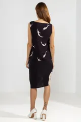 Pareo negro con estampado de sirenos blancos.