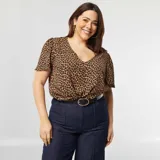 Blusa de animal print color marrón con negro, escote en V y mangas cortas.