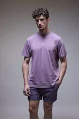 Remera lila de algodón con cuello redondo y estampado vertical con el texto "Benson & Thomas".