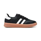Championes deportivos blancos con detalles en negro y suela de plataforma color salmón. Presentan tres tiras negras en el lateral y refuerzo de gamuza gris en la puntera.