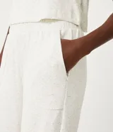 Pantalón pantalona deportiva color gris claro jaspeado, confeccionado en viscosa, poliéster, lino y elastano. Tiene cintura elástica, bolsillos laterales y corte ancho.