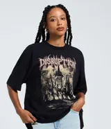 Remera negra de algodón con cuello redondo y mangas cortas. Presenta un estampado frontal de estilo gótico con la palabra "DISRUPTION" y un castillo sombrío.