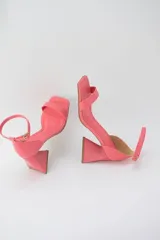 Sandalias negras de cuero sintético con punta cuadrada, tira delgada sobre los dedos y pulsera con hebilla al tobillo. Taco geométrico triangular. Marca Trend.