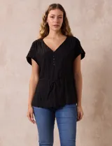 Blusa negra de algodón texturizado marca Zac & Rachel, con escote en V, apliques de botón y lazo de ajuste en la cintura.