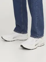 Zapatillas deportivas Jack & Jones modelo Tokyo, color blanco con detalles en gris. Confeccionadas en tejido de malla y forro de poliéster.