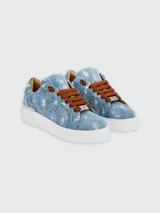 Zapatillas bajas de denim celeste con estampado de monograma y apliques de strass.