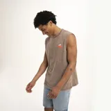 Musculosa marrón con efecto gastado, cuello redondo y logo estampado en el pecho.