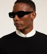 Suéter masculino de malla de viscosa y poliamida color gris claro, con textura de cuadros grid, cuello redondo y mangas largas.