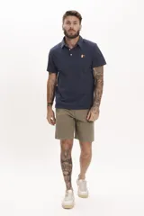 Bermuda de gabardina azul marino, corte recto y largo a la rodilla.