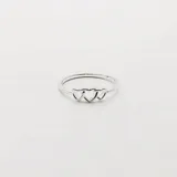 Anillo de plata 925 con tres corazones calados.