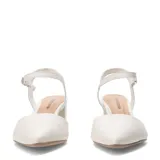 Zapato de mujer Bottero color blanco roto, estilo cerrado en punta fina con taco block. Posee una tira fina con hebilla que rodea el tobillo.