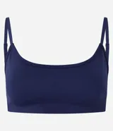 Top deportivo azul marino sin costuras, confeccionado en poliamida y elastano. Tiene breteles finos ajustables, espalda ajustable y detalle texturizado en el busto.