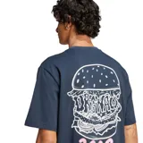 Remera azul de corte clásico con cuello redondo y manga corta. Estampado en el frente con un diseño gráfico en amarillo que incluye el logo de Adidas y un dibujo de papas fritas en un vaso.