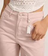 Pantalón femenino de sarga color rosa pálido, modelo baggy de cintura mediana, con trabillas, cierre tradicional y cinco bolsillos. Confeccionado con algodón certificado BCI.