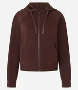 Campera deportiva marrón de modal, con capucha ajustable con cordón, cierre frontal con cremallera y bolsillos laterales.