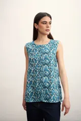 Blusa sin mangas con estampado abstracto en tonos celeste y blanco.