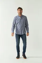 Camisa celeste de manga larga para hombre, con logo bordado y fit slim. Confeccionada en 100% algodón.