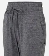 Pantalón de jogging deportivo azul con cintura ajustable con cordón, bolsillos laterales y tobillos ajustados.