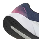 Championes Adidas Duramo RC2, color azul marino con tres franjas blancas en el lateral. Presentan una entresuela blanca gruesa y detalles en rosa en el cuello y lengüeta.