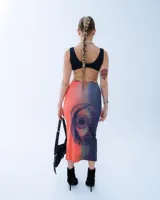 Pollera midi de lycra estampada con un ojo grande en tonos rojos, grises y negros.