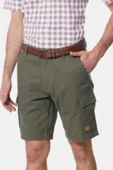 Bermuda cargo color gris oscuro, con bolsillos laterales y traseros con solapa. Incluye cinturón de cuero marrón.