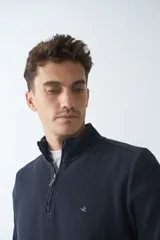 Buzo negro de algodón con cuello alto y medio cierre. Tiene logo bordado en el pecho y puños en las mangas.