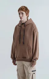 Hoodie color marrón claro de frisa premium con capucha ajustable y corte oversize.