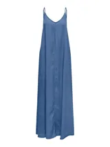 Vestido largo azul denim con cuello en V y tirantes finos.