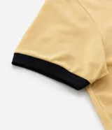 Remera de manga corta estilo ringer, color amarillo claro con ribetes negros en cuello y mangas. Presenta un estampado central en negro con el texto "Los Angeles Sport Club".